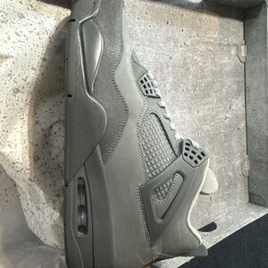 Jordan 4s cement’s dead stock once has only been out of the box for the picture